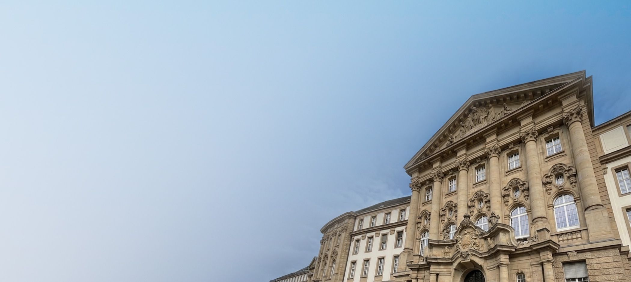 Großes Gebäude mit freiem Himmel